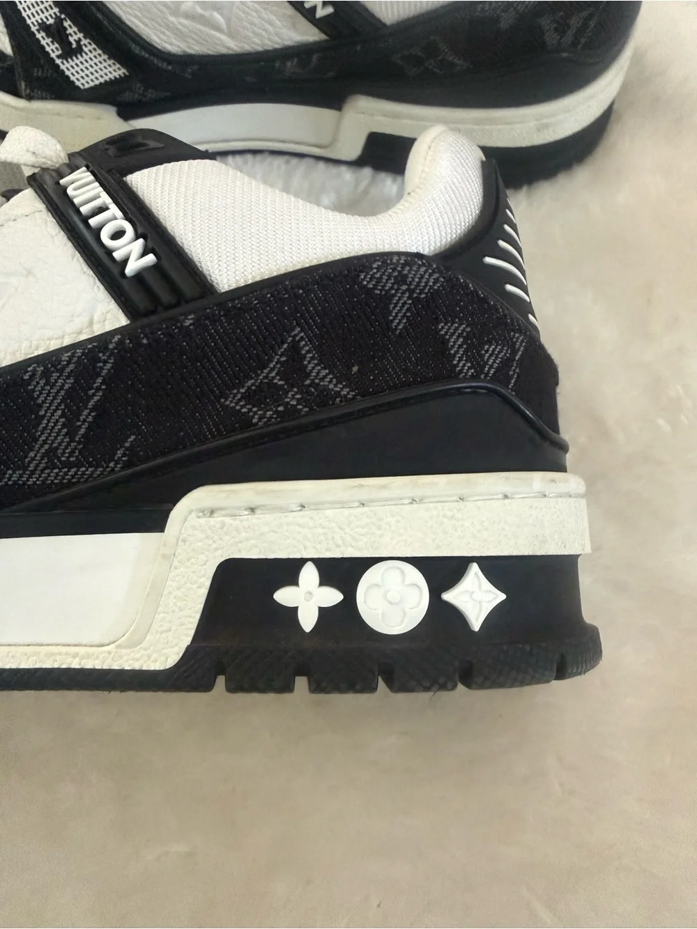 Louis Vuitton White and Black Trainers 🩷